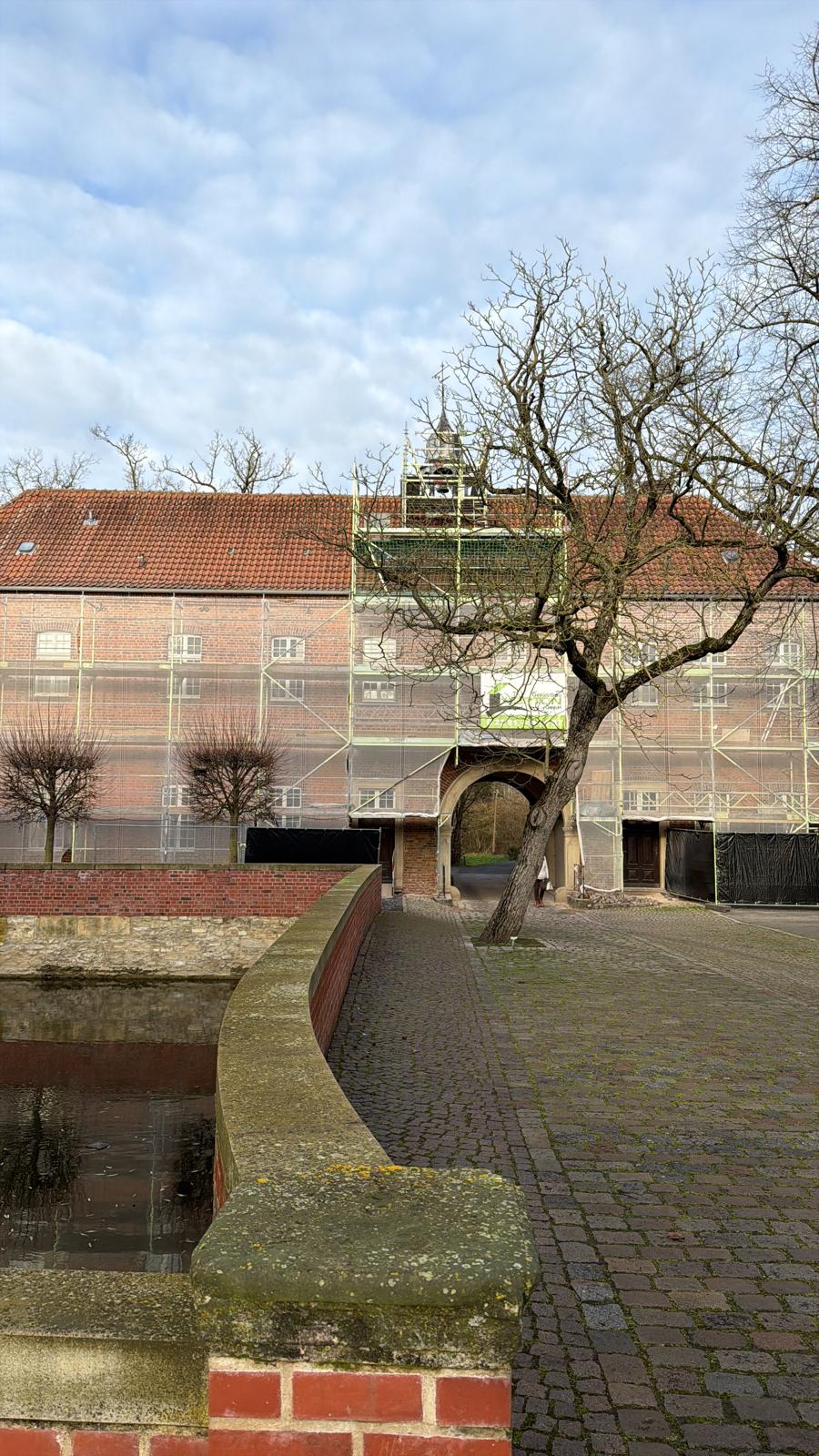 Historisches Schloss auf Gerüst – Denkmalschutz Sanierung