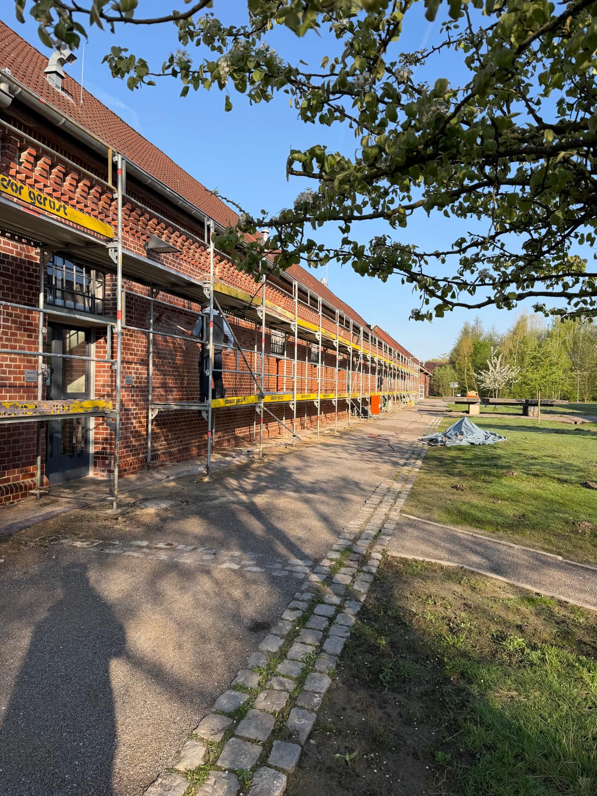 Fugensanierung Großobjekt – langer Gebäudekomplex auf Gerüst