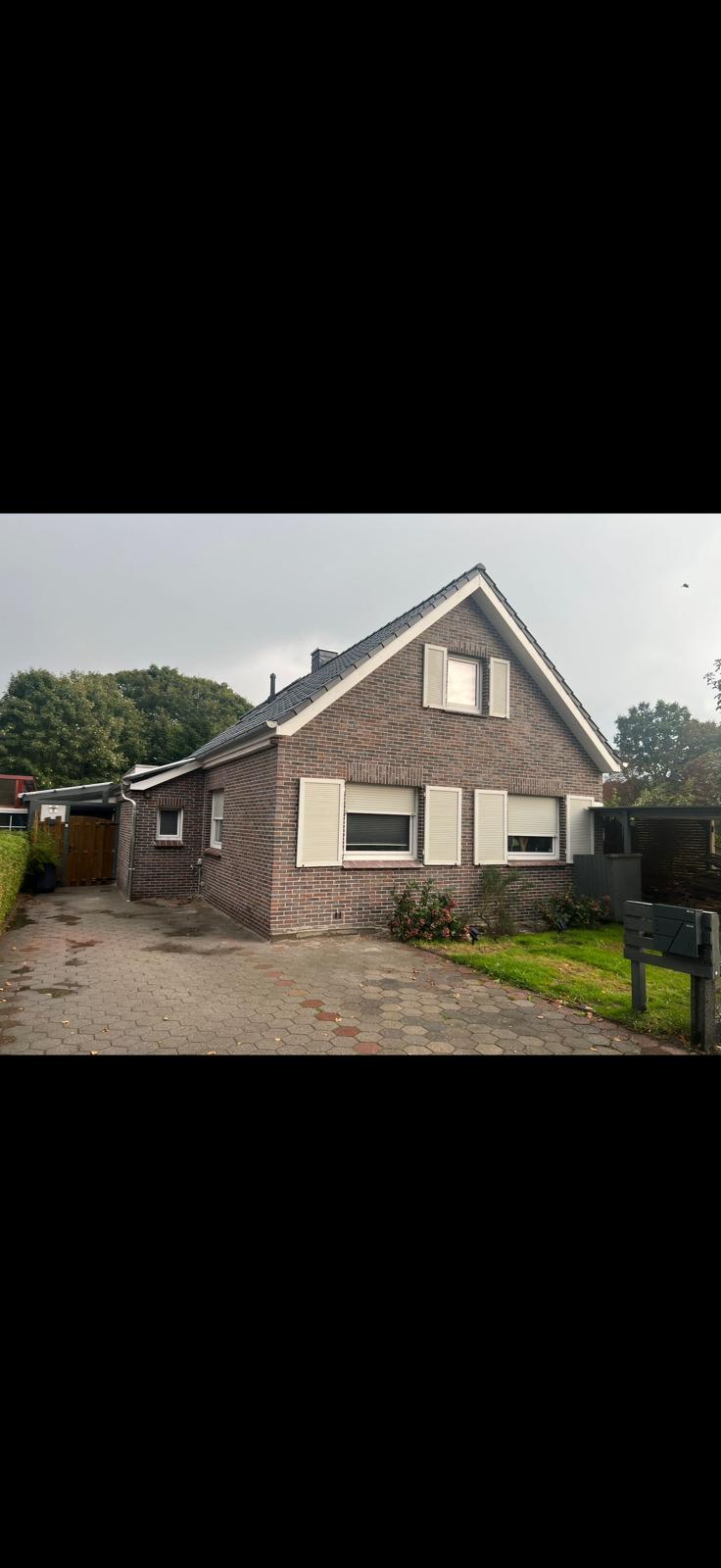 Saniertes Einfamilienhaus in Ostfriesland mit gereinigter Backsteinfassade und neuem Dach – Sanierung Wilde